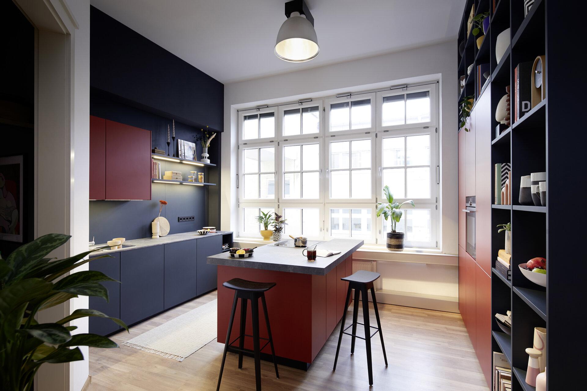 Farbenfroh und Elegant ist die Contur-Küche 54.160 in Tiefblau und Herbstrot Samtmatt