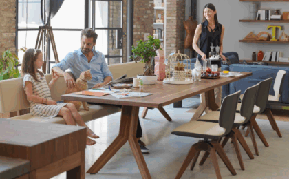 Der leichtfuessige Gigant yps Tisch Bank