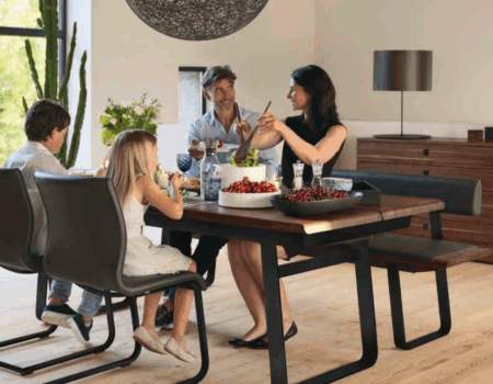 Kraftvoll--Klar--Charakterstark--Der-nox-Tisch